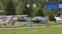 Hava müzesi parkında eski uçak ve otomobiller sergileniyor