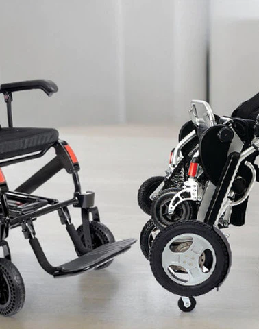 Hafif katlanabilir akülü sandalyelerin genel özellikleri nedir?