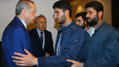 Cumhurbaşkanı İdlip’te ikizlerini kaybeden babayla görüştü