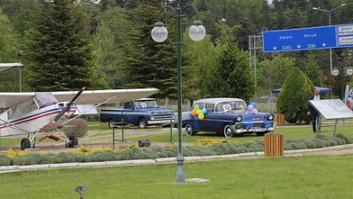 Hava müzesi parkında eski uçak ve otomobiller sergileniyor