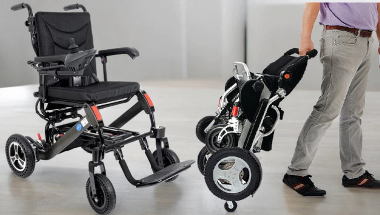 Hafif katlanabilir akülü sandalyelerin genel özellikleri nedir?