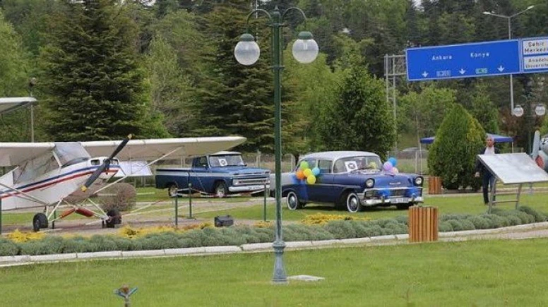 Hava müzesi parkında eski uçak ve otomobiller sergileniyor
