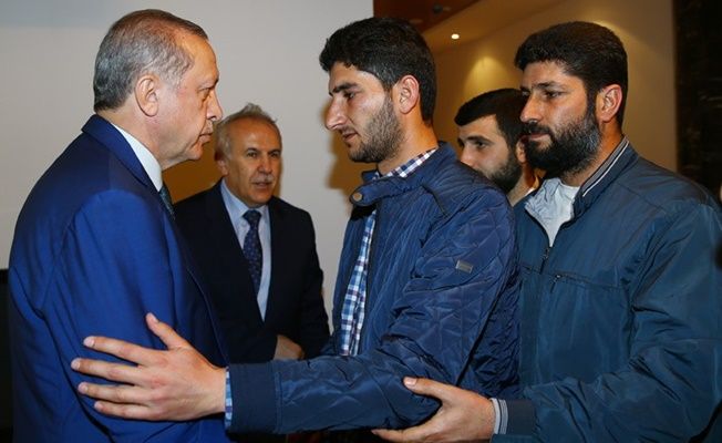 Cumhurbaşkanı İdlip’te ikizlerini kaybeden babayla görüştü