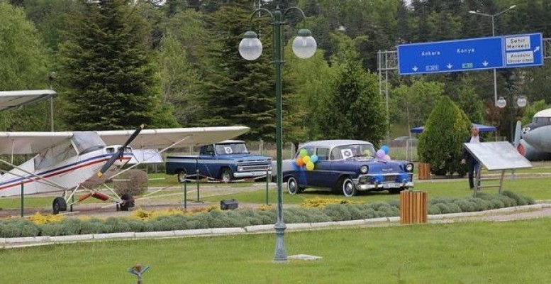 Hava müzesi parkında eski uçak ve otomobiller sergileniyor